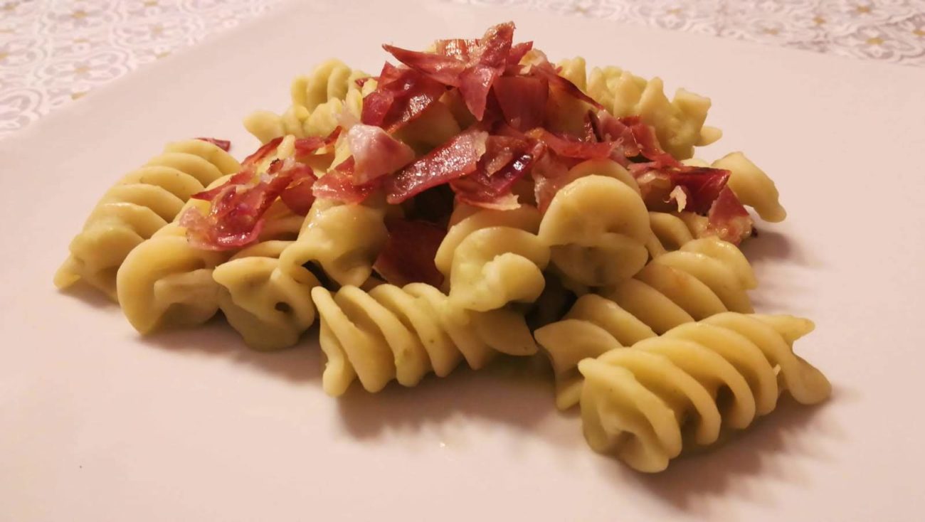 Pasta con crema di fave fresche e crudo croccante