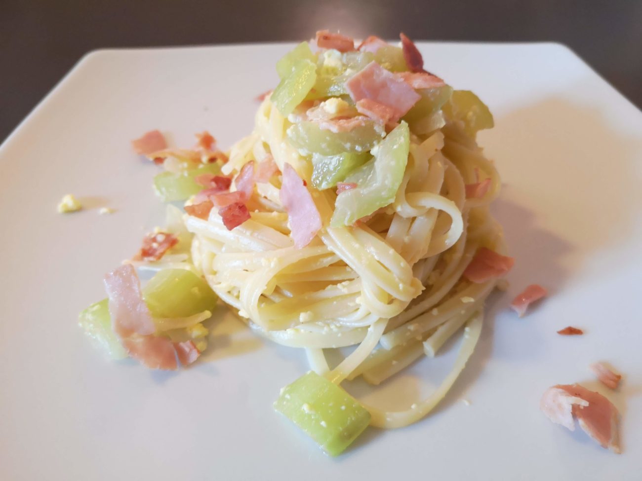 Linguine con crema all'uovo e zucchina estiva