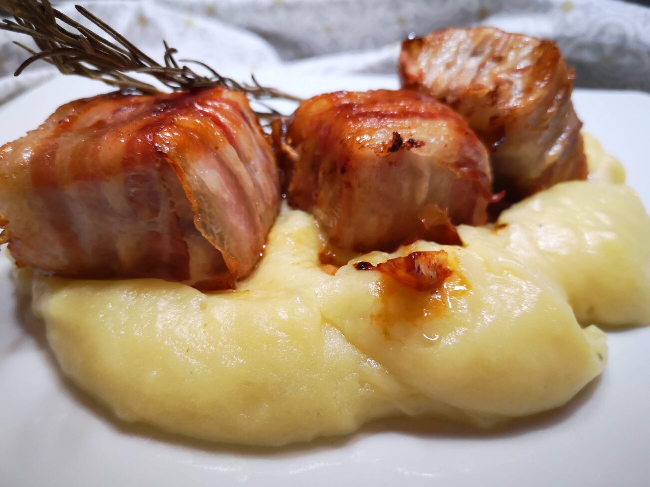 Filetto di maiale lardellato su purea alla fontina