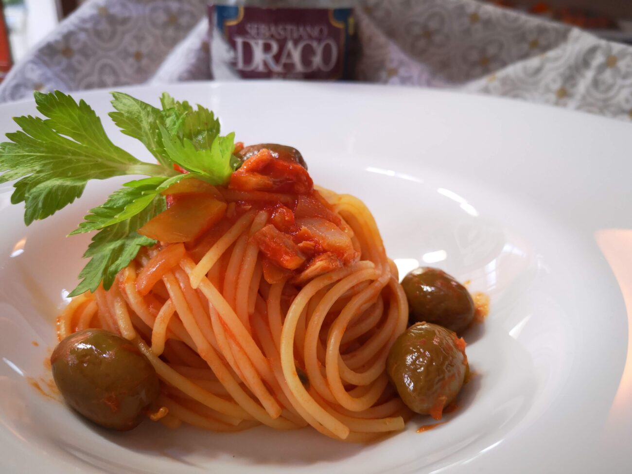 Spaghetto al sugo di tonno e olive verdi