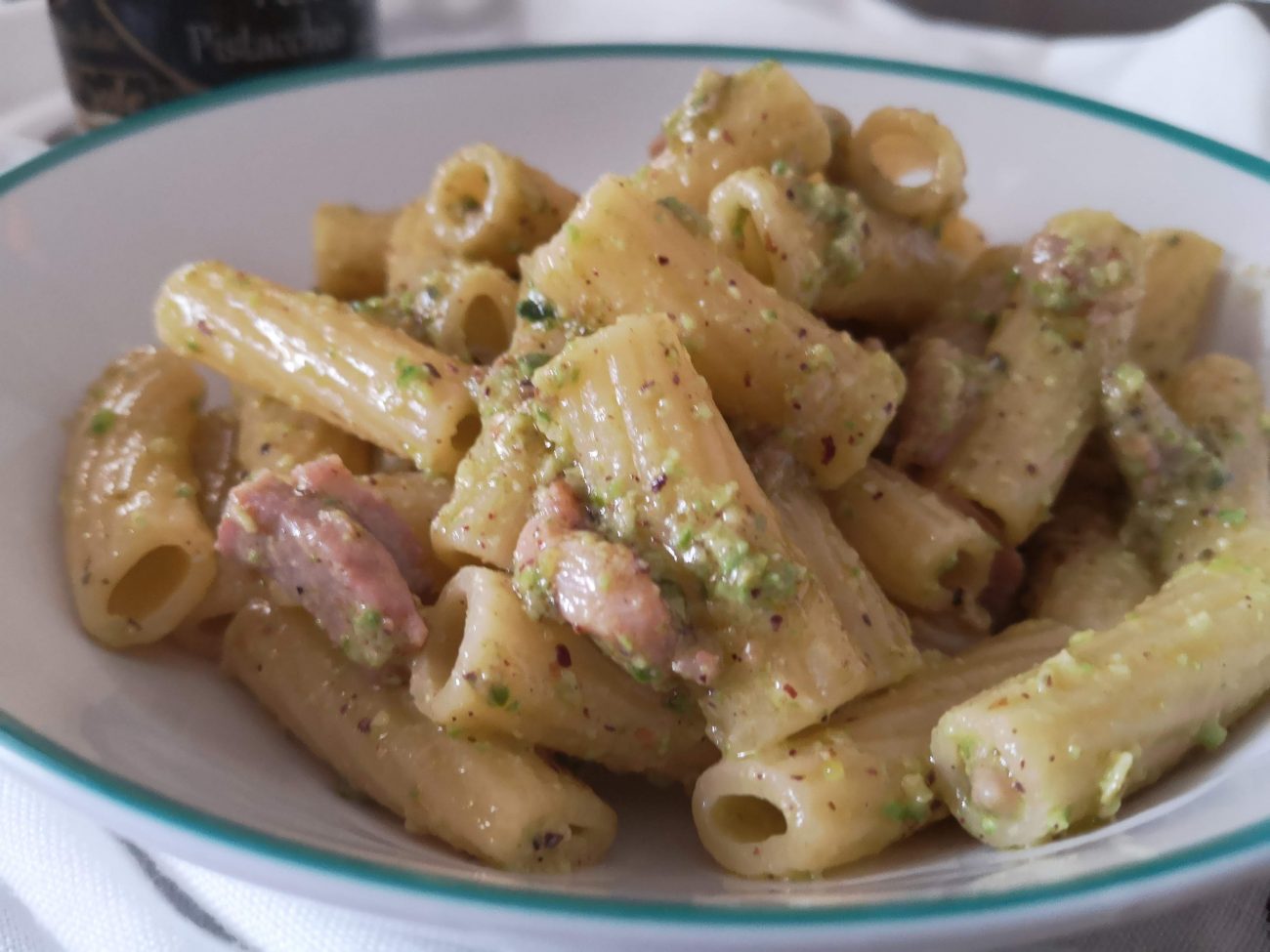 Tortiglioni con pesto di pistacchio e pancetta