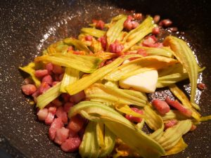 Paccheri ai fiori di zucca e stracciatella