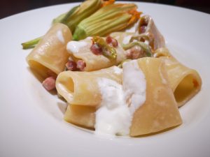 Paccheri ai fiori di zucca e stracciatella