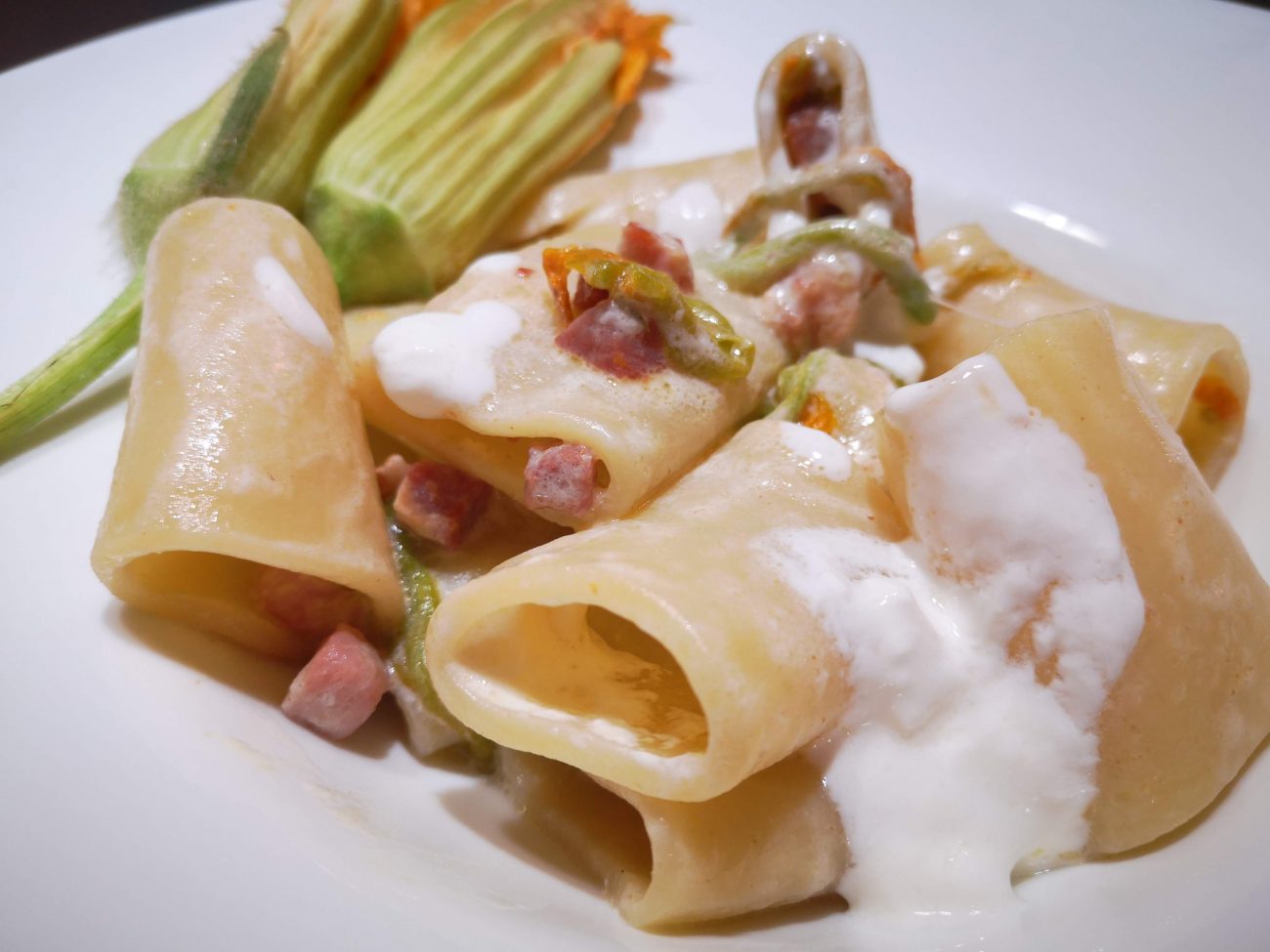 Paccheri ai fiori di zucca e stracciatella