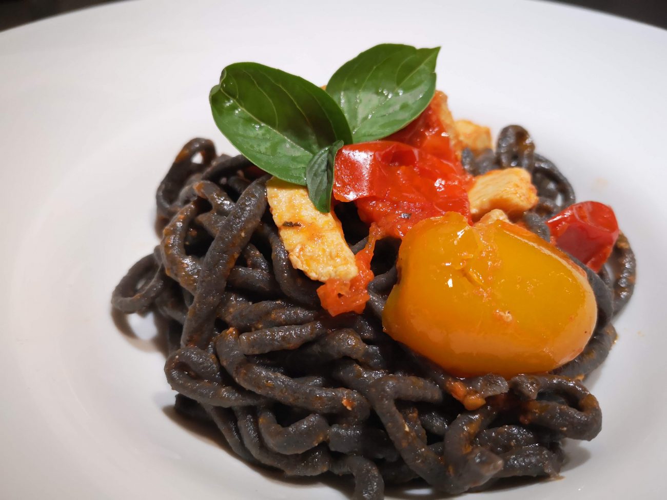 Pasta fresca al nero di seppie e ragù al pesce spada