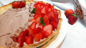 Crostata con crema al cioccolato e fragole