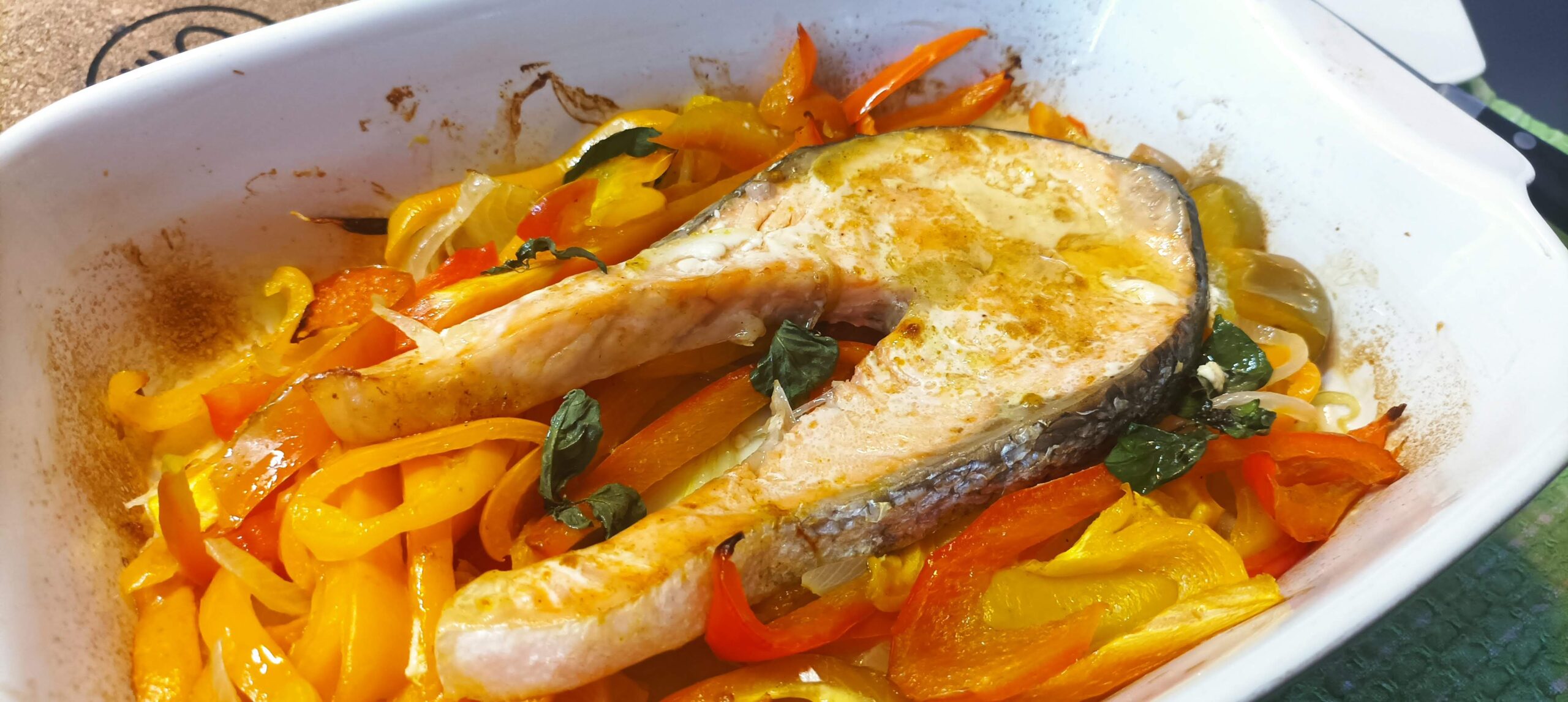 Salmone al forno con peperoni gialli