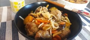 Udon con polpette e verdure in agrodolce