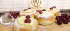 Brioches con crema al formaggio e ciliegie