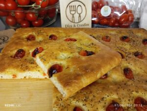 Focaccia semplice con pomodorini datterini rossi