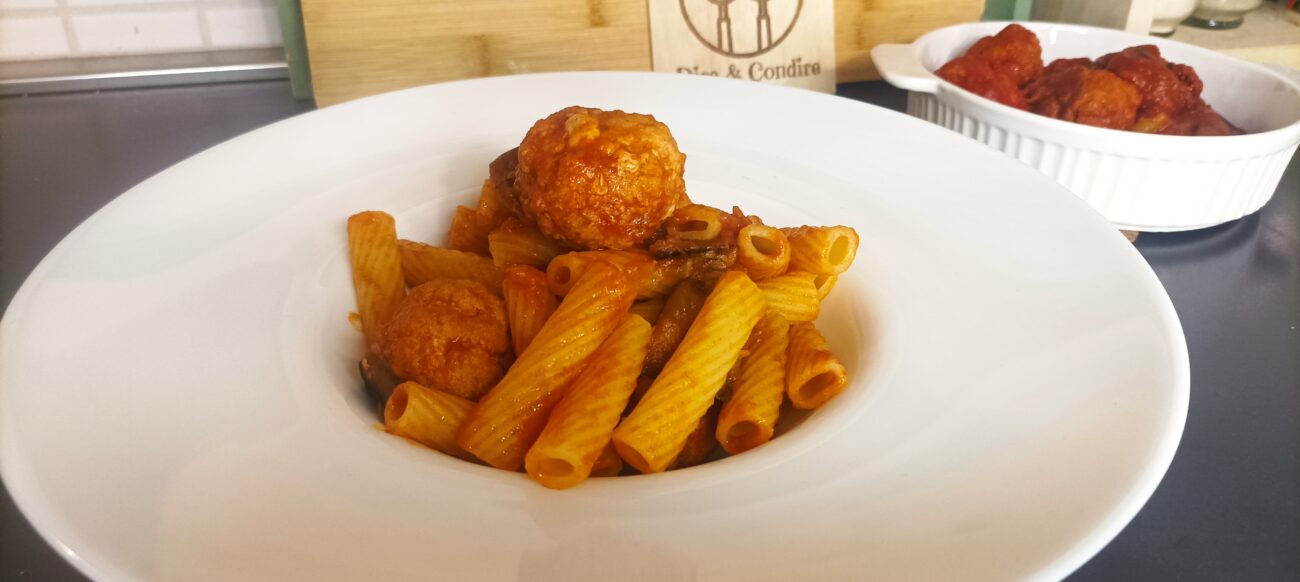 Pasta con polpette e melanzane al sugo