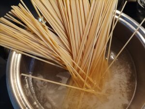 Spaghetto cremoso e zucchine fritte